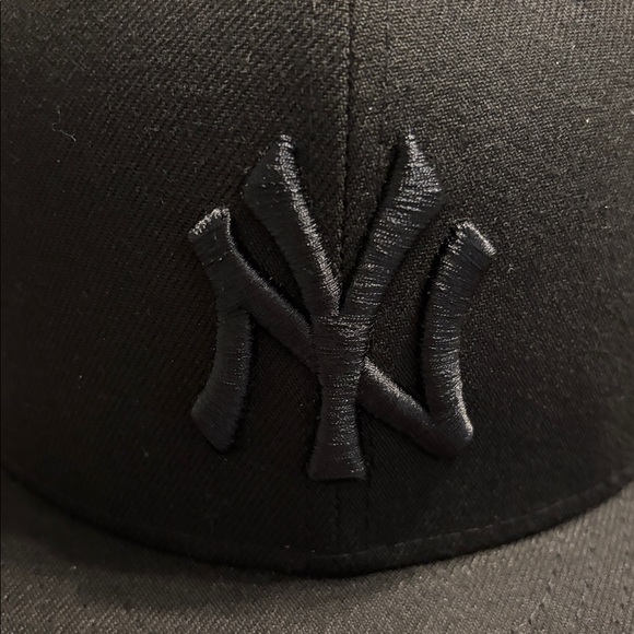 New Era 9Fifty NY Yankees MLB Black on Black SnapBack Hat - Picture 2 of 8